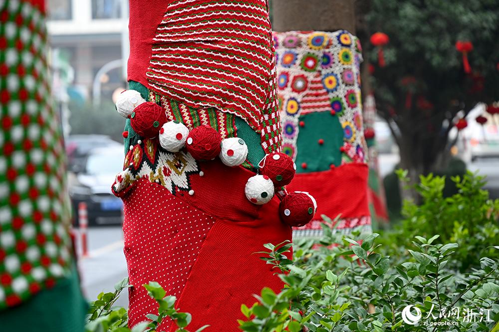 杭州市拱墅區(qū)獅虎橋路上的行道樹(shù)“穿”上了新裝。人民網(wǎng) 葉賓得攝