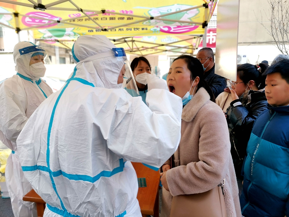 連云港贛榆區(qū)抽調(diào)近500名醫(yī)務(wù)人員開展核酸檢測。朱代桂攝