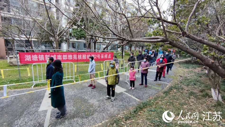 湖塘鎮(zhèn)黨員干部定點、定人、定崗、定責保障核酸檢測有序進行。 武進區(qū)委宣傳部供圖