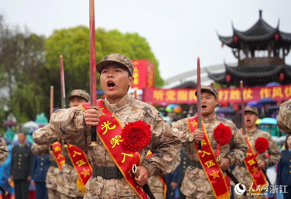 3月22日，新兵們高喊誓言、莊嚴亮劍。人民網(wǎng) 章勇濤攝