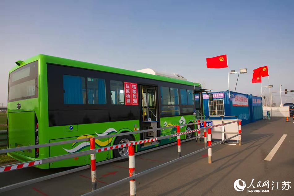 淮安市客總汽車運輸有限公司調(diào)集兩部車況最佳“核酸采樣流動車”，組建黨員“先鋒崗”。紀(jì)星名攝