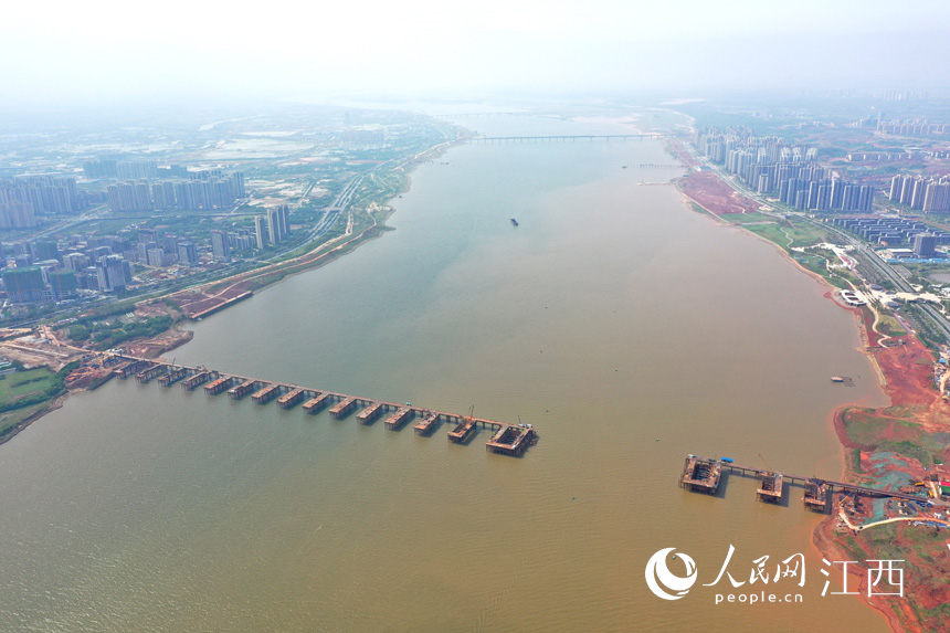 航拍九龍湖過江大橋，該橋是南昌第七座跨贛江通道。 人民網(wǎng) 時雨攝