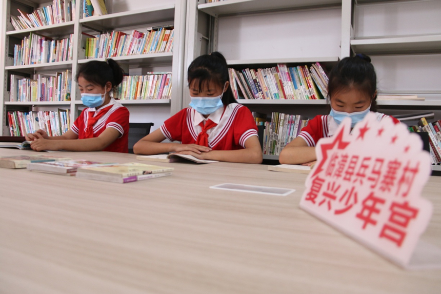 河北省臨漳縣柏鶴集鄉(xiāng)兵馬寨村復(fù)興少年宮，孩子們在閱覽室讀書。 申志好攝