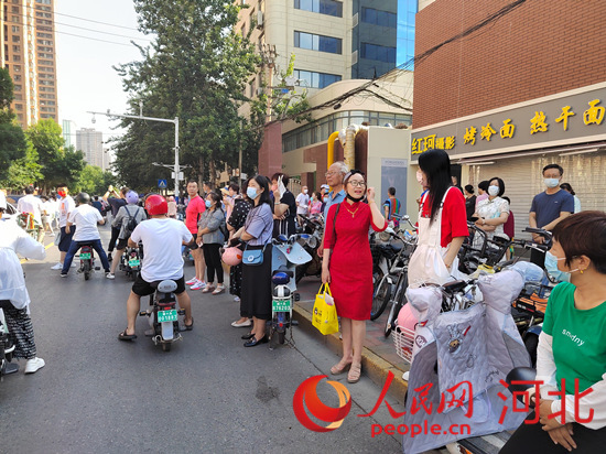 石家莊外國語學(xué)校考點(diǎn)外送考的家長。人民網(wǎng) 祝龍超攝