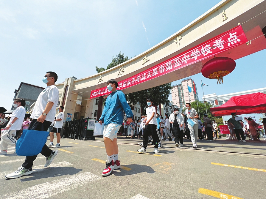 六月二十日，中考太原五中考點，完成首門考試的考生滿懷信心走出考場。記者李兆民攝