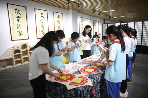 1、長(zhǎng)沙市雨花區(qū)校園清廉家風(fēng)館開(kāi)館。受訪單位供圖