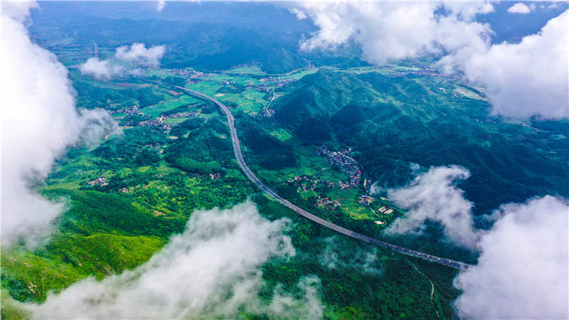 湖南省常寧市廟前鎮(zhèn)泉井村，云霧繚繞，青山蒼翠，公路蜿蜒，秀美如畫。周秀魚春攝