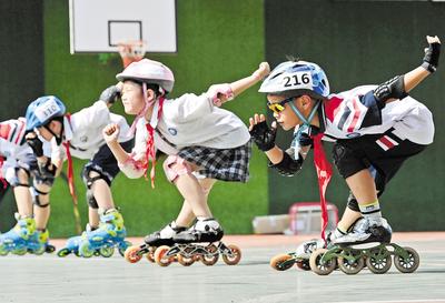 6月23日，邯鄲市邯山區(qū)實(shí)驗(yàn)小學(xué)的學(xué)生在練習(xí)輪滑。 當(dāng)日是國際奧林匹克日，該小學(xué)開展了“我運(yùn)動、我健康、我快樂”為主題的體育活動，通過足球、籃球、武術(shù)、輪滑、擊劍等運(yùn)動，讓學(xué)生們享受運(yùn)動健身的快樂，感受運(yùn)動的魅力。 河北日報(bào)通訊員 郝群英攝