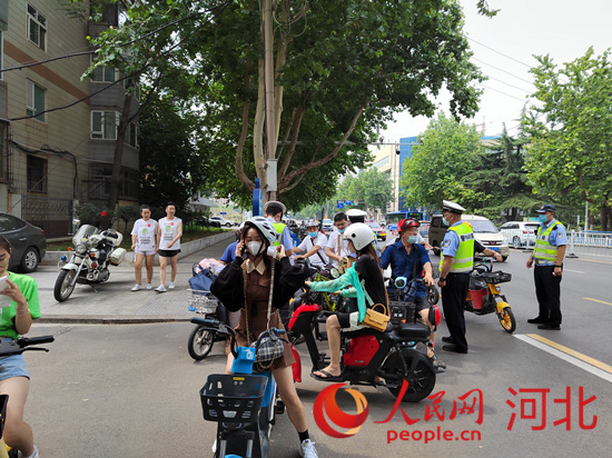 石家莊交警在查處非機動車違章。人民網(wǎng)祝龍超攝