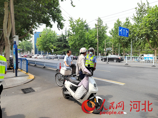 石家莊交警在查處非機動車違章。人民網(wǎng)祝龍超攝