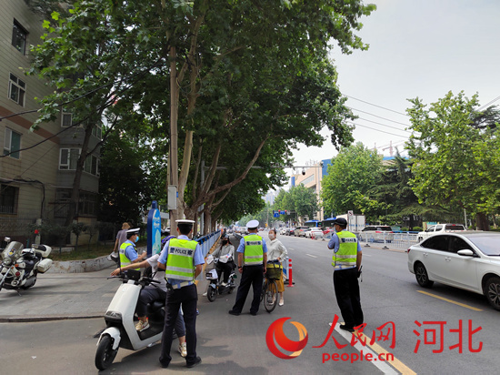 石家莊交警在查處非機動車違章。人民網(wǎng)祝龍超攝