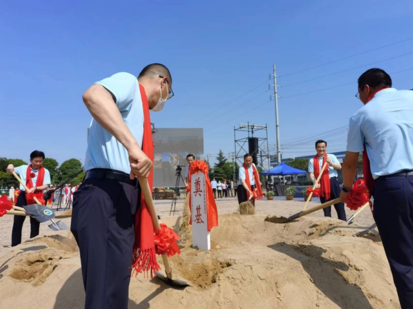 作為今年荷花節(jié)“開場秀”，理士新能源智造園區(qū)項目正式開工。人民網(wǎng) 馬曉波攝