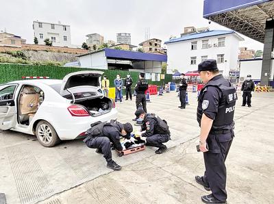 圖為民警對重點車輛是否攜帶毒品進行檢查。省禁毒委供圖