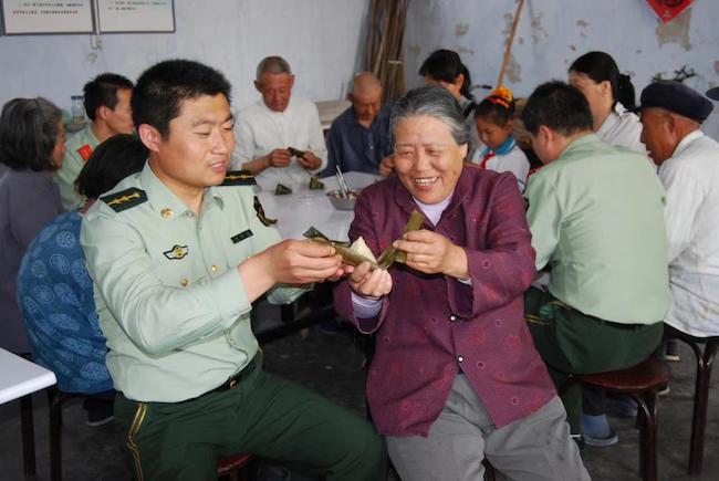 趙德恒與孤寡老人共度端午佳節(jié) 。 濱州市公安局海岸警察支隊(duì)岔尖派出所供圖