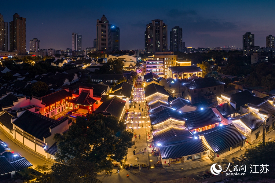 熙南里歷史文化休閑街區(qū)夜景。熙熙攝