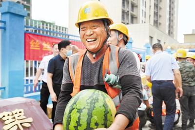 近日，石家莊市橋西區(qū)總工會到中建四局河北分公司某項(xiàng)目工地為一線職工發(fā)放防暑慰問品。圖為領(lǐng)到防暑慰問品的建筑工人露出開心的笑容。 省總工會供圖