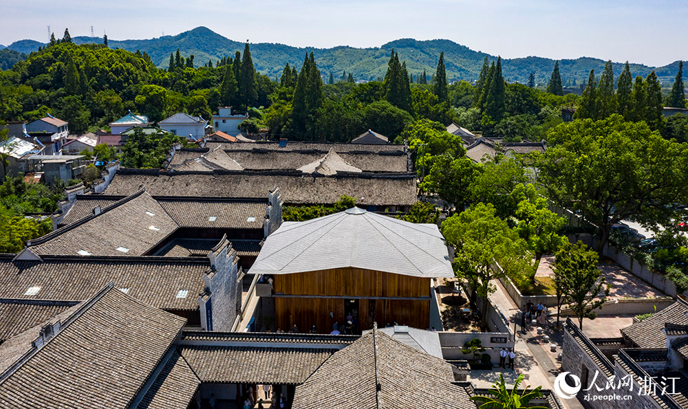 7月23日，空中俯瞰位于寧波市江北區(qū)慈城鎮(zhèn)的抱珠樓。人民網(wǎng) 章勇濤攝