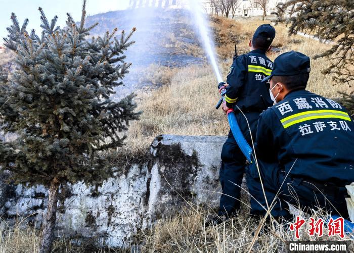 12月6日，布達(dá)拉宮消防救援大隊(duì)在布達(dá)拉宮山體林草區(qū)域開展?jié)窕ぷ??！㈣?攝