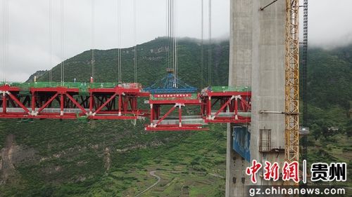 5月30日，貴州習(xí)水，世界山區(qū)峽谷第一高塔懸索橋——赤水河大橋最后一節(jié)鋼桁梁正在拼裝。赤水