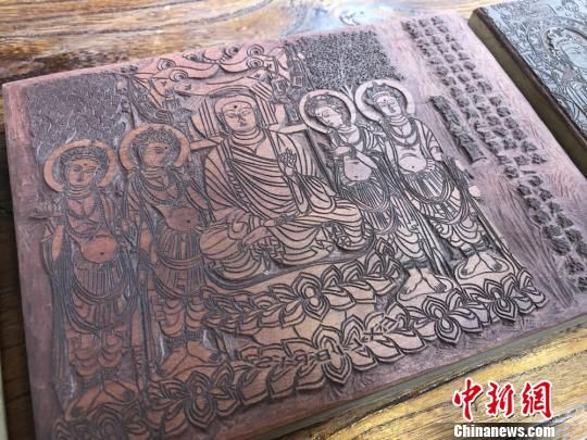 圖為創(chuàng)作的敦煌壁畫題材的雕刻作品?！⌒煅?攝