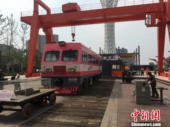 公園內(nèi)的火車車廂與貨場龍門吊等工業(yè)遺跡?！「呒t超 攝