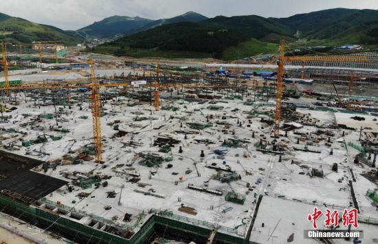 6月28日，航拍鏡頭下的河北張家口冬奧會太子城冰雪小鎮(zhèn)項目。太子城冰雪小鎮(zhèn)項目位于2022年冬奧會張家口賽區(qū)核心區(qū)，連接張家口賽區(qū)云頂和古楊樹兩個競賽場館群，建成后將承擔賽時核心區(qū)配套保障功能，提供冬奧頒獎、貴賓接待、交通換乘、休閑娛樂等服務，賽后將成為一座國際化四季度假小鎮(zhèn)。 中新社記者 楊艷敏 攝