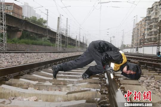 蘭州西工務(wù)段蘭州線路車間職工檢查線路幾何尺寸?！⊥豕廨x 攝