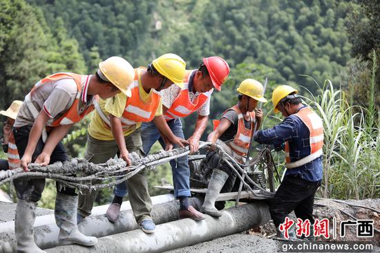 8月13日，融水苗族自治縣境內(nèi)的羅融二級公路施工路段，工人們正冒著37℃的高溫在進行作業(yè)。