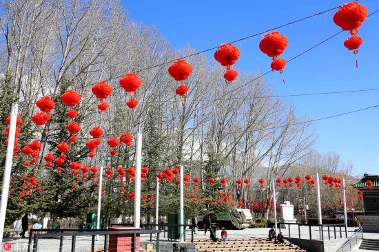 2月10日，古城拉薩宗角祿康公園紅彤彤的燈籠高掛，洋溢著濃郁的節(jié)日喜慶氛圍。