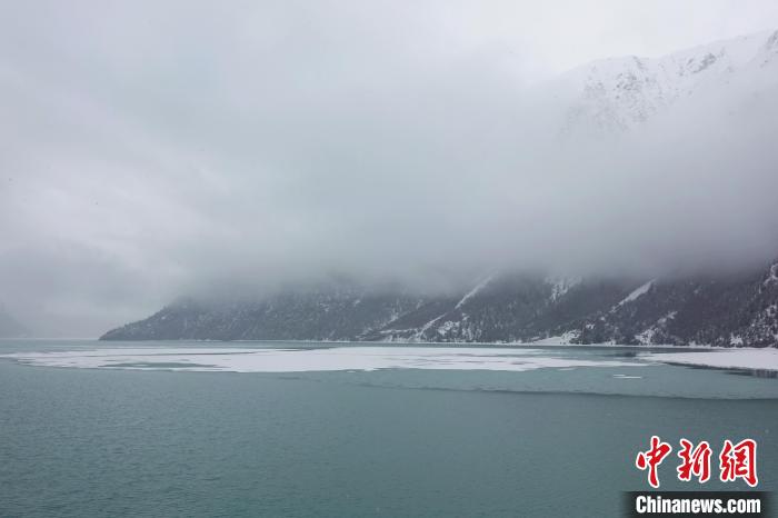 然烏湖春雪飄落?！∪轿木?攝