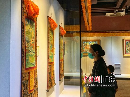 80余幅國家級非遺大師希熱布唐卡作品東莞展出。圖為充滿神秘色彩的唐卡作品吸引人駐足觀看(徐倩 攝)