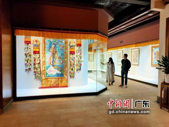 80余幅國家級(jí)非遺大師希熱布唐卡作品東莞展出。圖為展出的唐卡作品色澤鮮艷(徐倩 攝)