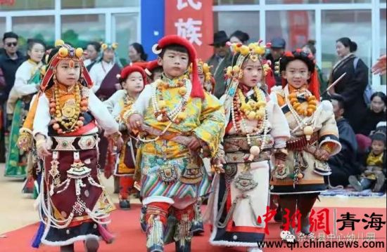 圖為雜多縣中心幼兒園開展了以“傳承非遺文化從我開始”為主題的親子活動(dòng)暨首屆民間文化游戲節(jié)。