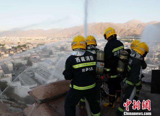 西藏布達拉宮進行火災撲救實戰(zhàn)演練為世界文化遺產(chǎn)筑牢“防火墻”