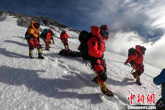 中國(guó)登山者伸援手一外籍登山運(yùn)動(dòng)員珠峰北坡獲救