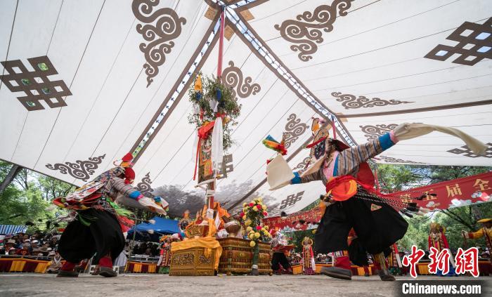 圖為2018年8月12日，西藏拉薩雪頓節(jié)期間，羅布林卡公園內舉行的藏戲比賽吸引了眾多藏族民眾和國內外游客前來觀看(資料圖)?！『闻罾?攝