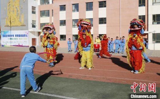 圖為西寧市陽光小學(xué)學(xué)生參加舞獅社團(tuán)?！●R銘言 攝