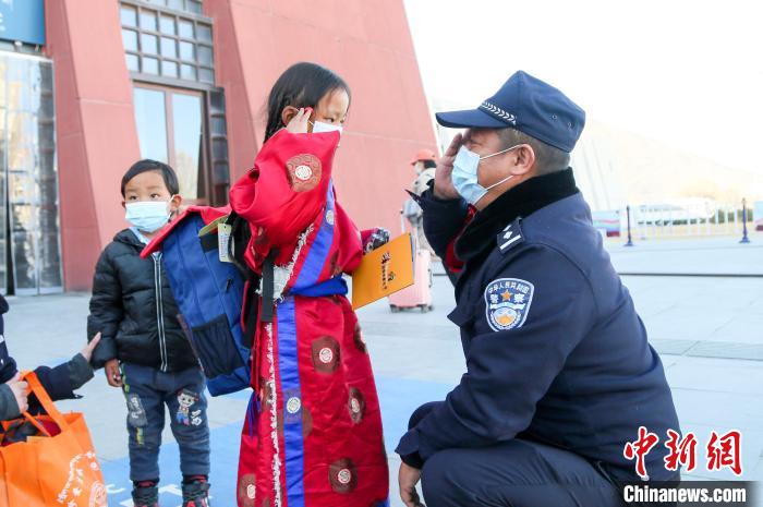 圖為小乘客向拉薩鐵路公安民警敬禮?！『铲i 攝