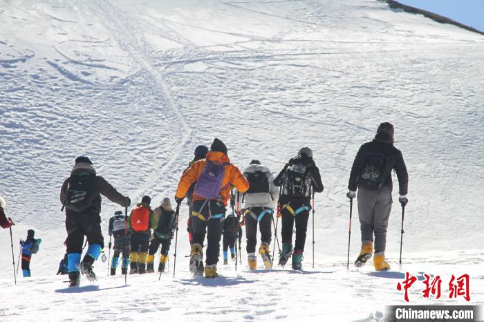 圖為2019年，普通民眾在洛堆峰體驗登雪山活動。資料圖 趙朗 攝