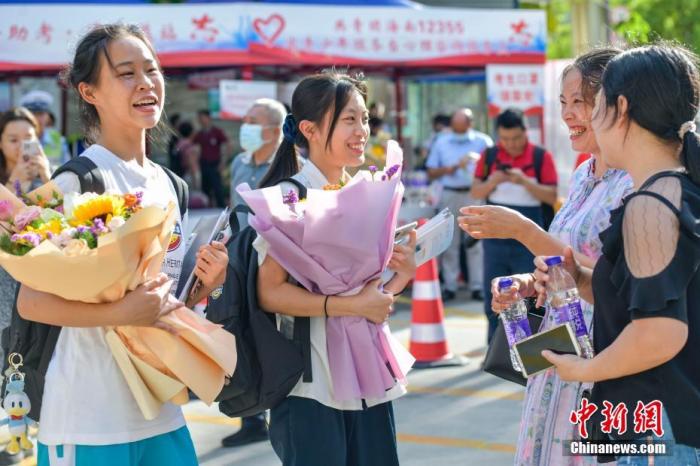 資料圖：6月10日，海南省?？谑泻Ｄ现袑W(xué)考點外，家長為剛剛走出考場的考生送上鮮花。當(dāng)日，海南省2021年高考結(jié)束 。 <a target='_blank' ><p  align=