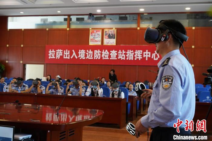 圖為移民管理警察、機場工作人員等體驗VR學黨史。　郇詠 攝