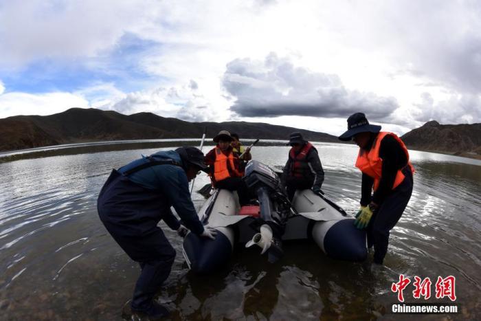 圖為科考隊員準(zhǔn)備乘快艇前往浪錯湖中心開展科考作業(yè)。 <a target='_blank' ><p  align=