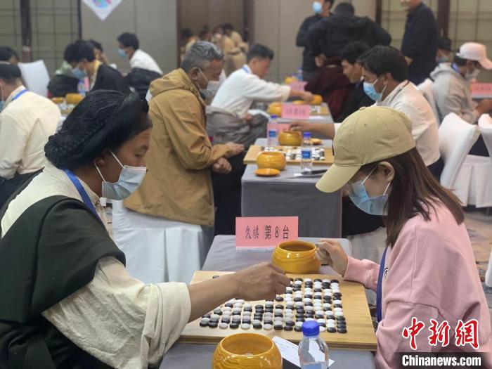 圖為參賽選手正在進(jìn)行藏棋對(duì)弈。　謝牧 攝