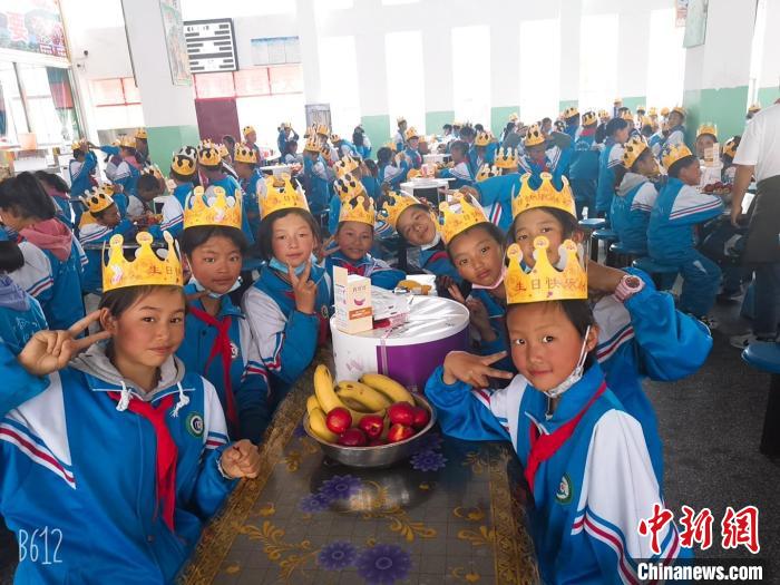 圖為加查縣安繞鎮(zhèn)小學(xué)學(xué)生集體過六一兒童節(jié)?！“怖@鎮(zhèn)小學(xué)供圖