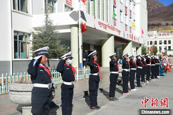 圖為加查縣安繞鎮(zhèn)小學(xué)學(xué)生爭當(dāng)“小交警”體驗交警工作?！∝暩聛硭?攝