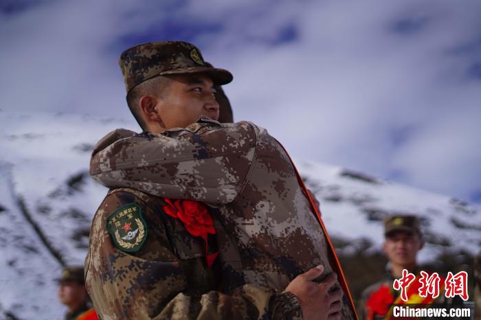 退伍老兵相擁留念。　西藏山南軍分區(qū)某團(tuán)供圖