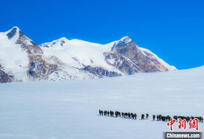 官兵攀爬、翻越、穿行在雪山。　西藏山南軍分區(qū)某團(tuán)供圖