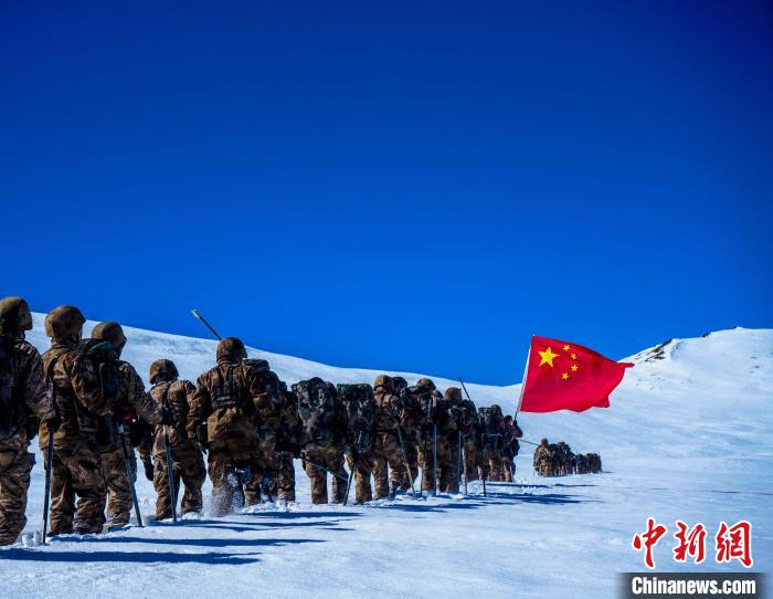 官兵攀爬、翻越、穿行在雪山?！∥鞑厣侥宪姺謪^(qū)某團(tuán)供圖