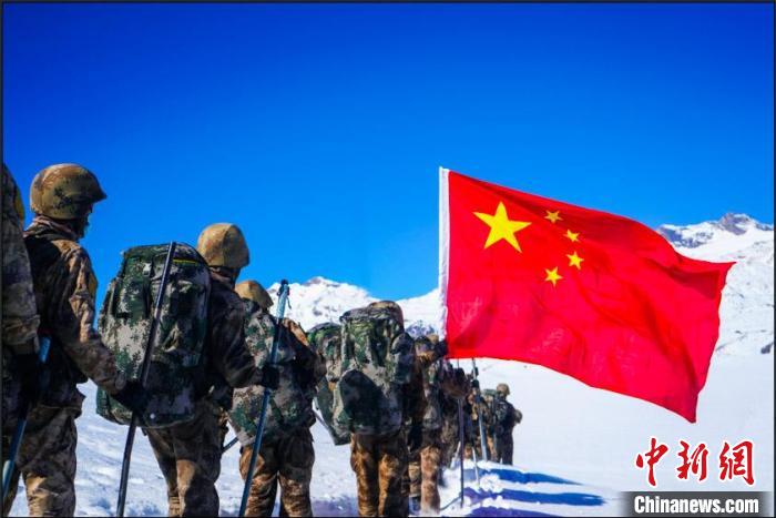 官兵攀爬、翻越、穿行在雪山。　西藏山南軍分區(qū)某團(tuán)供圖