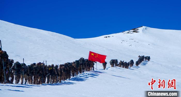 官兵攀爬、翻越、穿行在雪山。　西藏山南軍分區(qū)某團(tuán)供圖